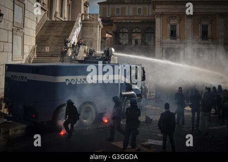 Rom, Italien. 12. Mai 2016. Italienische Polizei setzte Wasserwerfer um eine Gehäuse-Demo aus dem Campidoglio-Platz vor dem Rathaus zu löschen. Die Demonstranten Werbetätigkeit für neue Wohn- und niedrigere mieten zuvor mit Polizei zusammenstießen hatte, wurden einige Verletzungen gemeldet, nachdem Demonstranten Flaschen auf Polizisten warfen. Der Protest war gegen die Wohnungspolitik. © Andrea Ronchini/Pacific Press/Alamy Live-Nachrichten Stockfoto