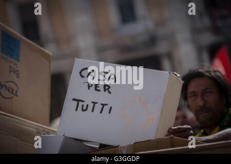 Rom, Italien. 12. Mai 2016. Italienische Polizei setzte Wasserwerfer um eine Gehäuse-Demo aus dem Campidoglio-Platz vor dem Rathaus zu löschen. Die Demonstranten Werbetätigkeit für neue Wohn- und niedrigere mieten zuvor mit Polizei zusammenstießen hatte, wurden einige Verletzungen gemeldet, nachdem Demonstranten Flaschen auf Polizisten warfen. Der Protest war gegen die Wohnungspolitik. © Andrea Ronchini/Pacific Press/Alamy Live-Nachrichten Stockfoto