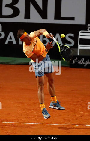 Rom, Italien. 11. Mai 2016. Rafael Nadal aus Spanien gibt den Ball während zweiten Vorrundenspiel am Italian Open Tennisturnier BNL2016 gegen Philipp Kohlschreiber Deutschlands auf dem Foro Italico zurück. © Ciro De Luca /. Pazifische Presse/Alamy Live-Nachrichten Stockfoto