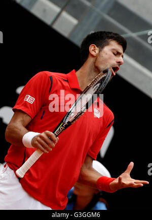 Rom, Italien. 11. Mai 2016. Serbiens Novak Djokovic reagiert in seinem Match gegen Frankreichs Stephane Robert bei den Italian Open Tennisturnier. © Isabella Bonotto/Pacific Press/Alamy Live-Nachrichten Stockfoto