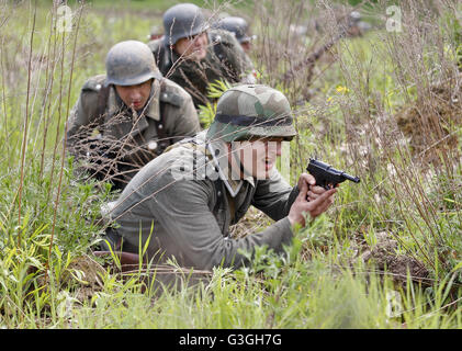 Kiew, Ukraine. 8. Mai 2016. Mitglieder der historischen militärischen Vereine in den zweiten Weltkrieg Uniformen tragen beteiligen die Rekonstruktion der Schlacht des zweiten Weltkriegs zwischen deutschen und Ukrainischen Aufstandsarmee während eines Militär-historischen Festivals in Kiew, Ukraine, am 8. Mai 2016. Länder der ehemaligen UdSSR Jahrestag den 71. des Sieges über Nazi-Deutschland im zweiten Weltkrieg. © Vasyl Shevchenko/Pacific Press/Alamy Live-Nachrichten Stockfoto