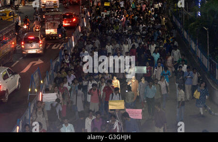 Kolkata, Indien. 7. Mai 2016. Jadavpur Universität Studenten organisiert eine Protestkundgebung protestieren gegen ABVP Außenseiter Mitglied Gewalt in Uni-Campus der Universität. Der Konflikt brach zwischen linken unterstützt Studentenwerk und ABVP. Einige Schüler wurden verletzt und einige Mädchen belästigt wurden auch von der Außenseiter und später eine Beschwerde gegen sie eingereicht. © Gaetano Piazzolla/Pacific Press/Alamy Live-Nachrichten Stockfoto