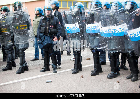 Brenner, Italien. 7. Mai 2016. Gewaltsame Zusammenstöße brach in der italienischen Seite des Brennerpasses zwischen Polizei und Maske tragen Demonstranten während einer Kundgebung gegen der österreichischen Regierung geplante Wiedereinführung von Grenzkontrollen an den Brenner. © Mauro Ujetto/Pacific Press/Alamy Live-Nachrichten Stockfoto