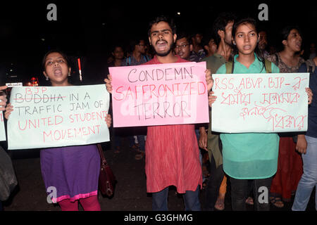 Kolkata, Indien. 7. Mai 2016. Jadavpur Universität Studenten organisiert eine Protestkundgebung protestieren gegen ABVP Außenseiter Mitglied Gewalt in Uni-Campus der Universität. Der Konflikt brach zwischen linken unterstützt Studentenwerk und ABVP. Einige Schüler wurden verletzt und einige Mädchen belästigt wurden auch von der Außenseiter und später eine Beschwerde gegen sie eingereicht. © Gaetano Piazzolla/Pacific Press/Alamy Live-Nachrichten Stockfoto