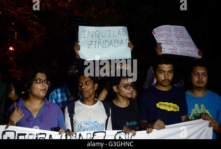 Kolkata, Indien. 7. Mai 2016. Jadavpur Universität Studenten organisiert eine Protestkundgebung protestieren gegen ABVP Außenseiter Mitglied Gewalt in Uni-Campus der Universität. Der Konflikt brach zwischen linken unterstützt Studentenwerk und ABVP. Einige Schüler wurden verletzt und einige Mädchen belästigt wurden auch von der Außenseiter und später eine Beschwerde gegen sie eingereicht. © Gaetano Piazzolla/Pacific Press/Alamy Live-Nachrichten Stockfoto