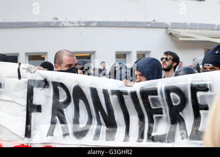 Brenner, Italien. 7. Mai 2016. Gewaltsame Zusammenstöße brach in der italienischen Seite des Brennerpasses zwischen Polizei und Maske tragen Demonstranten während einer Kundgebung gegen der österreichischen Regierung geplante Wiedereinführung von Grenzkontrollen an den Brenner. © Mauro Ujetto/Pacific Press/Alamy Live-Nachrichten Stockfoto