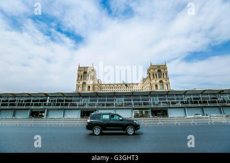 Ein Überblick über die Strecke und Pit Lane im Bau in Vorbereitung auf die Baku Formula One Grand Prix mit Hintergrund Freiheitsplatz voraussichtlich am 17. Juni statt. (Foto von Aziz Karimov / Pacific Press) Stockfoto