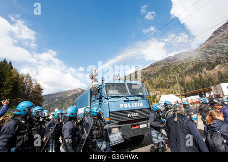 Brenner, Italien. 7. Mai 2016. Gewaltsame Zusammenstöße brach in der italienischen Seite des Brennerpasses zwischen Polizei und Maske tragen Demonstranten während einer Kundgebung gegen der österreichischen Regierung geplante Wiedereinführung von Grenzkontrollen an den Brenner. © Mauro Ujetto/Pacific Press/Alamy Live-Nachrichten Stockfoto