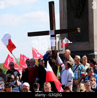 Rund tausend Menschen versammelten sich und marschierten in einem Protest in Warschau, Polen am 7. Mai 2016. Der Marsch, der offiziell von der Rosenkranz Kreuzzug für die Heimat organisiert wurde (Krucjata Ró? einer? Cowa Za Ojczyzn?) eine Rüge der Europäischen Union und seine Kritik an Polens Rechte Politik umgesetzt wurde durch das aktuelle Partei Recht und Gerechtigkeit (PiS). Die Demonstration Motto war, "Polen haben Mut" (Odwagi Polsko). Während die Demonstration von einer religiösen Organisation organisiert wurde, waren Mitglieder der verschiedenen politischen Fraktionen, einschließlich der extremistischen Rechten Ruch Narodowy (nationale Moveme Stockfoto