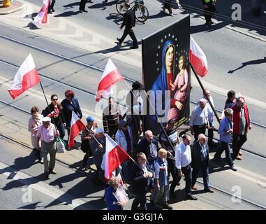 Rund tausend Menschen versammelten sich und marschierten in einem Protest in Warschau, Polen am 7. Mai 2016. Der Marsch, der offiziell von der Rosenkranz Kreuzzug für die Heimat organisiert wurde (Krucjata Ró? einer? Cowa Za Ojczyzn?) eine Rüge der Europäischen Union und seine Kritik an Polens Rechte Politik umgesetzt wurde durch das aktuelle Partei Recht und Gerechtigkeit (PiS). Die Demonstration Motto war, "Polen haben Mut" (Odwagi Polsko). Während die Demonstration von einer religiösen Organisation organisiert wurde, waren Mitglieder der verschiedenen politischen Fraktionen, einschließlich der extremistischen Rechten Ruch Narodowy (nationale Moveme Stockfoto