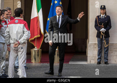 Besuchen Sie John Elkann, Vorsitzender von Fiat Chrysler Automobile (FCA), italienische Ministerpräsident Matteo Renzi und Sergio Marchionne, CEO von Fiat Chrysler Automobile (FCA) eine Präsentation des neuen Alfa Romeo "Giulia" im römischen Palazzo Chigi Regierungsbüro. (Foto von Giuseppe Ciccia / Pacific Press) Stockfoto