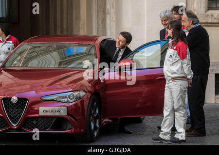 Besuchen Sie John Elkann, Vorsitzender von Fiat Chrysler Automobile (FCA), italienische Ministerpräsident Matteo Renzi und Sergio Marchionne, CEO von Fiat Chrysler Automobile (FCA) eine Präsentation des neuen Alfa Romeo "Giulia" im römischen Palazzo Chigi Regierungsbüro. (Foto von Giuseppe Ciccia / Pacific Press) Stockfoto