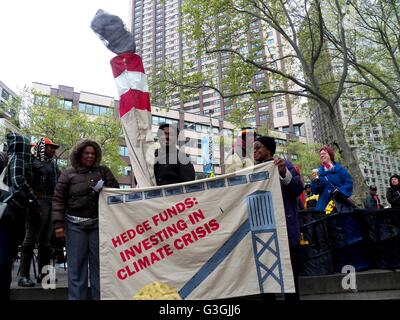 Hedge-Clipper Rallye und Protest gegen Sohn Konferenz Lincoln Center NYC - Say NO to #CancerousCash The Sohn Konferenz zieht die größten Namen im Finanzgeschäft investierende Ideen für einen "guten Zweck" zu diskutieren: Gelder für pädiatrische Krebs. Die verborgene Wahrheit ist, dass sie die gleichen Investoren machen Millionen mit dem Ausbau einer sehr bekannten krebserregenden Industrie: fossile Brennstoffe. (Foto von: Mark Apollo/Pacific Press) Stockfoto