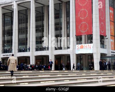 Hedge-Clipper Rallye und Protest gegen Sohn Konferenz Lincoln Center NYC - Say NO to #CancerousCash The Sohn Konferenz zieht die größten Namen im Finanzgeschäft investierende Ideen für einen "guten Zweck" zu diskutieren: Gelder für pädiatrische Krebs. Die verborgene Wahrheit ist, dass sie die gleichen Investoren machen Millionen mit dem Ausbau einer sehr bekannten krebserregenden Industrie: fossile Brennstoffe. (Foto von: Mark Apollo/Pacific Press) Stockfoto