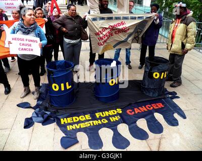 Hedge-Clipper Rallye und Protest gegen Sohn Konferenz Lincoln Center NYC - Say NO to #CancerousCash The Sohn Konferenz zieht die größten Namen im Finanzgeschäft investierende Ideen für einen "guten Zweck" zu diskutieren: Gelder für pädiatrische Krebs. Die verborgene Wahrheit ist, dass sie die gleichen Investoren machen Millionen mit dem Ausbau einer sehr bekannten krebserregenden Industrie: fossile Brennstoffe. (Foto von: Mark Apollo/Pacific Press) Stockfoto