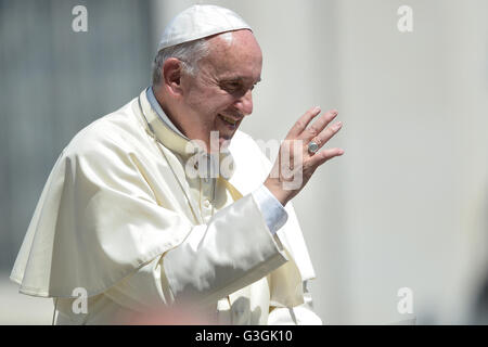 Vatikanstadt, Vatikan. 4. Mai 2016. Papst Francis, bevor Tausende von Gläubigen das Gleichnis vom verlorenen Schaf, erinnerte während der Generalaudienz am Mittwoch, daran erinnern, dass Gott niemanden, nicht beseitigen lässt Gott liebt alle, denn Gottes Barmherzigkeit und Liebe. © Andrea Franceschini/Pacific Press/Alamy Live-Nachrichten Stockfoto