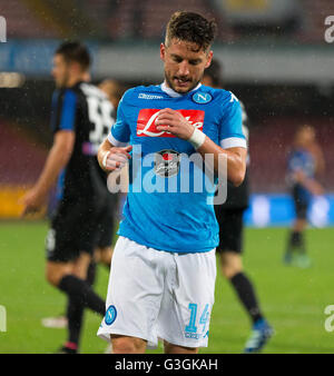 Neapel, Italien. 2. Mai 2016. Trocknet Martens enttäuscht in die Serie A Match zwischen SSC Napoli und Atalanta im Stadio San Paolo. Naples gewinnt 2-1 Atalanta. © Ernesto Vicinanza/Pacific Press/Alamy Live-Nachrichten Stockfoto