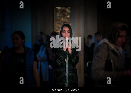 Baku, Aserbaidschan. 1. Mai 2016. Ein Mädchen beten während orthodoxe Ostergottesdienst in der russisch-orthodoxen Kirche Baku, der Hauptstadt. © Aziz Karimow/Pacific Press/Alamy Live-Nachrichten Stockfoto