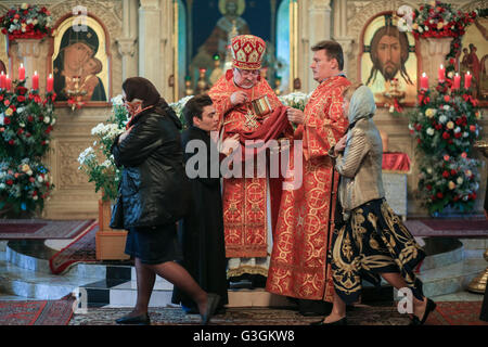 Baku, Aserbaidschan. 1. Mai 2016. Bürger von Aserbaidschan orthodoxen christlichen Frauen bewegen die Eucharistie während die Osterprozession. © Aziz Karimow/Pacific Press/Alamy Live-Nachrichten Stockfoto