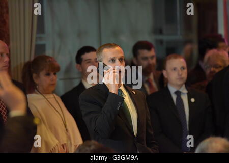 New York City, USA. 26. April 2016. Bewerbers Kampagne neu Manager Corey Lewandowski auf Handy vor Herrn Trump auftritt. Spitzenreiter für die republikanische Nominierung zum Präsidentschaftskandidaten Donald Trump hielt eine Rede im Trump Tower in Midtown Manhattan anlässlich seines Sieges in allen fünf primären Rennen, woraufhin er Fragen von der Presse beantwortet. © Andy Katz / pazifische Presse/Alamy Live News Stockfoto