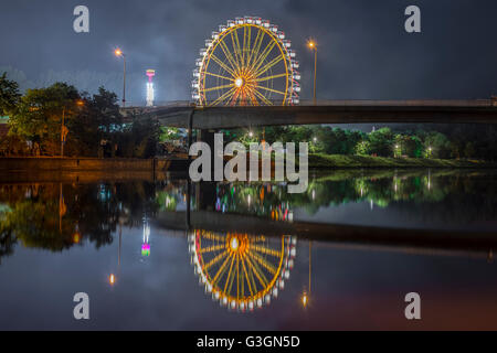 Nachtaufnahme von Volksfest mit Riesenrad in Regensburg auf einer Vollmondnacht Stockfoto