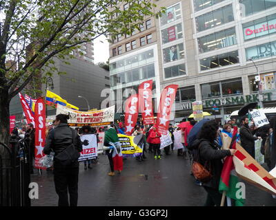 New York, Vereinigte Staaten von Amerika. 1. Mai 2016. Hunderte von New Yorkern besuchte die Mayday-Rallye und März heute in New York City, die mit einer Kundgebung am Union Square begann, dann Marsch nach Washington Square Park waren eine zweite Kundgebung fand statt, bevor die Gruppe für richtige Arbeiter und Befreiung wieder auf die Straße gingen. © Mark Apollo/Pacific Press/Alamy Live-Nachrichten Stockfoto