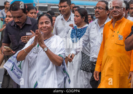 Kolkata, Indien. 28. April 2016. Chief Minister von Westbengalen und All India Trinamool Congress [TMC] Supremo Mamata Banerjee führt eine massive Rallye von Sulekha mehr zu Ballygunge Phari für die bevorstehenden Parlamentswahlen in Kolkata, Indien. © Debajyoti Das/Pacific Press/Alamy Live-Nachrichten Stockfoto