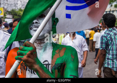 Kolkata, Indien. 28. April 2016. Chief Minister von Westbengalen und All India Trinamool Congress [TMC] Supremo Mamata Banerjee führt eine massive Rallye von Sulekha mehr zu Ballygunge Phari für die bevorstehenden Parlamentswahlen in Kolkata, Indien. © Debajyoti Das/Pacific Press/Alamy Live-Nachrichten Stockfoto