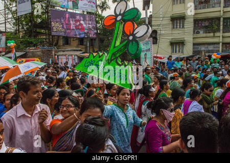 Kolkata, Indien. 28. April 2016. Chief Minister von Westbengalen und All India Trinamool Congress [TMC] Supremo Mamata Banerjee führt eine massive Rallye von Sulekha mehr zu Ballygunge Phari für die bevorstehenden Parlamentswahlen in Kolkata, Indien. © Debajyoti Das/Pacific Press/Alamy Live-Nachrichten Stockfoto