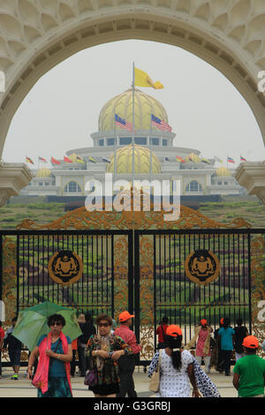 Kuala Lumpur, Malaysia. 23. April 2016. Malaysia national Palace ist eines der touristischen Destinationen in Malaysia. Es war die Residenz des Königs von Malaysia und das Symbol für das System der konstitutionellen Monarchie, die das Land regiert. © Raffaza/Riau Bilder/pazifische Presse/Alamy Live News Stockfoto