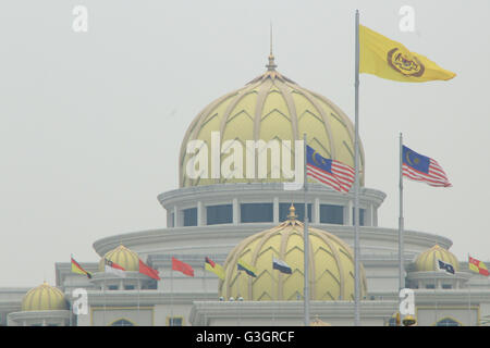 Kuala Lumpur, Malaysia. 23. April 2016. Malaysia national Palace ist eines der touristischen Destinationen in Malaysia. Es war die Residenz des Königs von Malaysia und das Symbol für das System der konstitutionellen Monarchie, die das Land regiert. © Raffaza/Riau Bilder/pazifische Presse/Alamy Live News Stockfoto