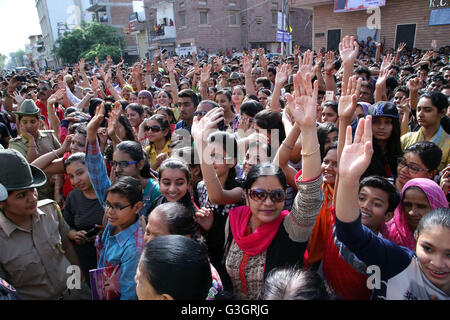 Jodhpur, Indien. 24. April 2016. Fans von Bollywood Schauspieler Amitabh Bachchan und seine Frau Schauspielerin Jaya Bachchan während der Eröffnungsfeier des Kalyan Juweliere Show-Room in Jodhpur am Sonntag. © Sunil Verma/Pacific Press/Alamy Live-Nachrichten Stockfoto