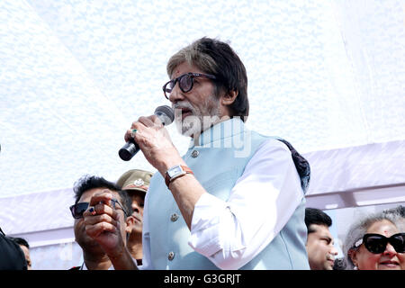 Jodhpur, Indien. 24. April 2016. Bollywood Schauspieler Amitabh Bachchan und seine Frau Schauspielerin Jaya Bachchan Grüße mit ihren Fans während der Eröffnungsfeier des Kalyan Juweliere Show-Room in Jodhpur am Sonntag. © Sunil Verma/Pacific Press/Alamy Live-Nachrichten Stockfoto