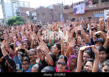 Jodhpur, Indien. 24. April 2016. Fans von Bollywood Schauspieler Amitabh Bachchan und seine Frau Schauspielerin Jaya Bachchan während der Eröffnungsfeier des Kalyan Juweliere Show-Room in Jodhpur am Sonntag. © Sunil Verma/Pacific Press/Alamy Live-Nachrichten Stockfoto