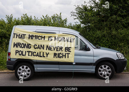 Burghfield, UK. 11. Juni 2016. Ein Fahrzeug mit einem Banner mit einer Friedensbotschaft vor dem Eingang der Lieferungen von AWE Burghfield während einer Blockade durch Frieden Aktivisten. Bildnachweis: Mark Kerrison/Alamy Live-Nachrichten Stockfoto