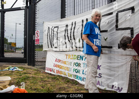 Burghfield, UK. 11. Juni 2016. Ex-Greenham Common Frieden Aktivisten hängen Banner auf der Umzäunung an AWE Burghfield am fünften Mal in Folge Tag einer Blockade des Eingangs Lieferungen im Rahmen eines Monats gegen Trident Erneuerung bestimmt "zu blockieren, zu besetzen und zu stören" montiert die Fabrik verantwortlich für die Endmontage der Trident Atomsprengköpfe. Bildnachweis: Mark Kerrison/Alamy Live-Nachrichten Stockfoto