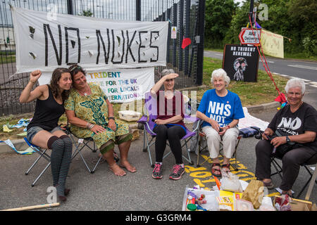 Burghfield, UK. 11. Juni 2016. Frieden Aktivisten blockieren den Eingang der Lieferungen von AWE Burghfield für einen fünften Mal in Folge Tag als Teil eines Monats gegen Trident Erneuerung bestimmt "zu blockieren, zu besetzen und zu stören" montiert die Fabrik verantwortlich für die Endmontage der Trident Atomsprengköpfe. Bildnachweis: Mark Kerrison/Alamy Live-Nachrichten Stockfoto