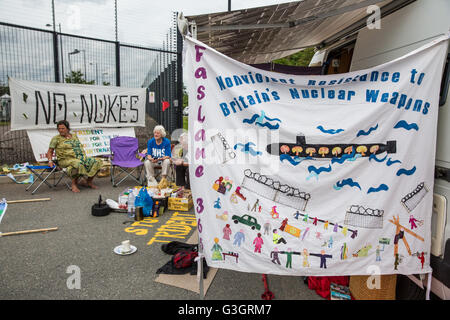 Burghfield, UK. 11. Juni 2016. Frieden Aktivisten blockieren den Eingang der Lieferungen von AWE Burghfield für einen fünften Mal in Folge Tag als Teil eines Monats gegen Trident Erneuerung bestimmt "zu blockieren, zu besetzen und zu stören" montiert die Fabrik verantwortlich für die Endmontage der Trident Atomsprengköpfe. Bildnachweis: Mark Kerrison/Alamy Live-Nachrichten Stockfoto