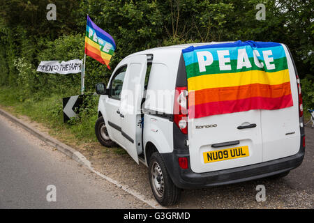 Burghfield, UK. 11. Juni 2016. Ein Fahrzeug mit einer Frieden Fahne drapiert geparkt in der Nähe einer Blockade durch Frieden Aktivisten des Einganges des AWE Burghfield Lieferungen. Bildnachweis: Mark Kerrison/Alamy Live-Nachrichten Stockfoto