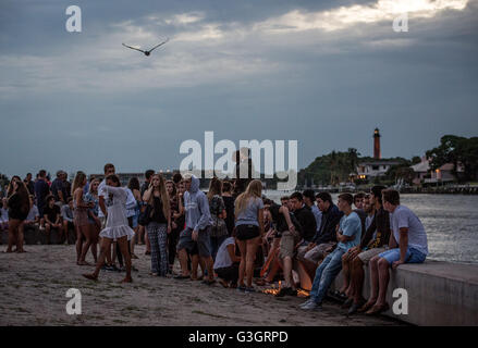 Jupiter, Florida, USA. 11. Juni 2016. Eine Kerzenlicht-Mahnwache für Branden Jackson, der 17-j hrige tödlich geschossen in Loxahatchee späten Donnerstag fand am Jupiter Inlet in Jupiter, Florida am 11. Juni 2016 statt. Ermittler weiterhin Samstag nach der Schütze, der Palm Beach Gardens junge nach einer Party in Loxahatchee getötet. © Allen Eyestone/der Palm Beach Post/ZUMA Draht/Alamy Live-Nachrichten Stockfoto