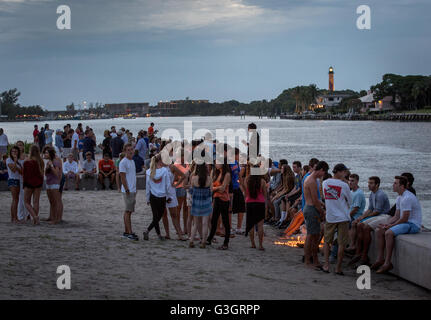 Jupiter, Florida, USA. 11. Juni 2016. Eine Kerzenlicht-Mahnwache für Branden Jackson, der 17-j hrige tödlich geschossen in Loxahatchee späten Donnerstag fand am Jupiter Inlet in Jupiter, Florida am 11. Juni 2016 statt. Ermittler weiterhin Samstag nach der Schütze, der Palm Beach Gardens junge nach einer Party in Loxahatchee getötet. © Allen Eyestone/der Palm Beach Post/ZUMA Draht/Alamy Live-Nachrichten Stockfoto