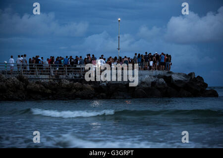 Jupiter, Florida, USA. 11. Juni 2016. Eine Kerzenlicht-Mahnwache für Branden Jackson, der 17-j hrige tödlich geschossen in Loxahatchee späten Donnerstag fand am Jupiter Inlet in Jupiter, Florida am 11. Juni 2016 statt. Ermittler weiterhin Samstag nach der Schütze, der Palm Beach Gardens junge nach einer Party in Loxahatchee getötet. © Allen Eyestone/der Palm Beach Post/ZUMA Draht/Alamy Live-Nachrichten Stockfoto