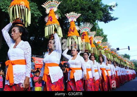 Bali, Indonesien. 11. Juni 2016. Balinesische Künstler beteiligen sich an einer Parade anlässlich die Eröffnung der eine jährliche Kunstfestival Bali Denpasar, Bali, Indonesien, 11. Juni 2016. Bali Kunstfestival läuft vom 11 Juni bis 9. Juli und bietet Hunderte von lokalen und internationalen Künstlern. © M. Fauzy Chaniago/Xinhua/Alamy Live-Nachrichten Stockfoto