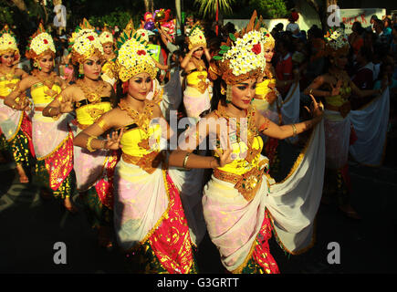 Bali, Indonesien. 11. Juni 2016. Balinesische Tänzerinnen nehmen Teil an einer Parade anlässlich die Eröffnung der eine jährliche Kunstfestival Bali Denpasar, Bali, Indonesien, 11. Juni 2016. Bali Kunstfestival läuft vom 11 Juni bis 9. Juli und bietet Hunderte von lokalen und internationalen Künstlern. © M. Fauzy Chaniago/Xinhua/Alamy Live-Nachrichten Stockfoto