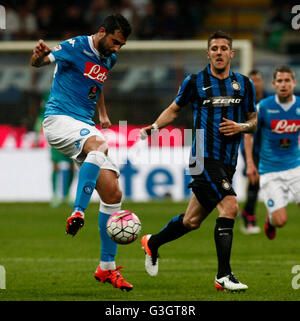 Mailand, Italien. 16. April 2016. SSC Neapel spanische Verteidiger Raul Albiol (L) steuert der Ball in der Nähe von Inters montenegrinischen weiterleiten Stevan Jovetic während der italienischen Serie A Fußball Spiel Fc Internazionale Milano Vs SSC Napoli im Giuseppe Meazza Stadium. Inter gewann mit dem Ergebnis 2: 0. © Carlo Hermann/Pacific Press/Alamy Live-Nachrichten Stockfoto