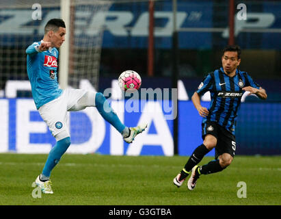 Mailand, Italien. 16. April 2016. SSC Neapel spanischen forward Jose Maria Callejon (L) steuert den Ball in der Nähe von Inters brasilianischer Verteidiger Juan Jesus während der italienischen Serie ein Fußballspiel Fc Internazionale Milano Vs SSC Napoli im Giuseppe Meazza Stadium. Inter gewann mit dem Ergebnis 2: 0. © Carlo Hermann/Pacific Press/Alamy Live-Nachrichten Stockfoto