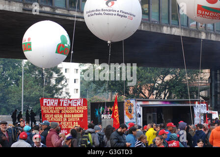 Sao Paulo, Brasilien. 10. Juni 2016. Eine Demonstration gegen den derzeitigen Präsidenten (Michel Temer) an der Avenida Paulista. © Adeleke Anthony Fote/Pacific Press/Alamy Live-Nachrichten Stockfoto