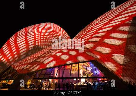 Sydney, Australien. 27. Mai 2016. Das Wahrzeichen von Vivid beleuchtet die Segel des Sydney Opera House. Sydney hat eine spektakuläre Lichtshow für das Jahr 2016 Vivid Festival beleuchtet worden. Das lebendige Festival findet vom 27. Mai bis 18. Juni in vielen Bezirken in der Stadt. Trotz Regen ist das Festival voraussichtlich Millionen von Besuchern in den Foren von Licht, Musik und Ideen zeichnen. © Richard grau/Pazifik Presse/Alamy Live-Nachrichten Stockfoto