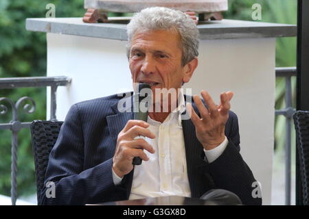 Neapel, Italien. 18. Mai 2016. Die Fußballer Beppe Savoldi, SSC Napoli Team Spieler aus den 70er Jahren in Neapel präsentiert das Buch "Lo Ziballone". © Salvatore Esposito/Pacific Press/Alamy Live-Nachrichten Stockfoto