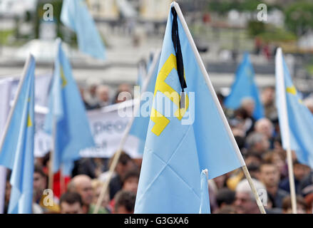 Kiew, Ukraine. 18. Mai 2016. Krim-Tataren eine Gedenken an Sitzung teilnehmen zum 72. Jahrestag der Deportation der Krimtataren aus der Krim 1944 durch die Sowjetunion auf dem Unabhängigkeitsplatz. © Vasyl Shevchenko/Pacific Press/Alamy Live-Nachrichten Stockfoto